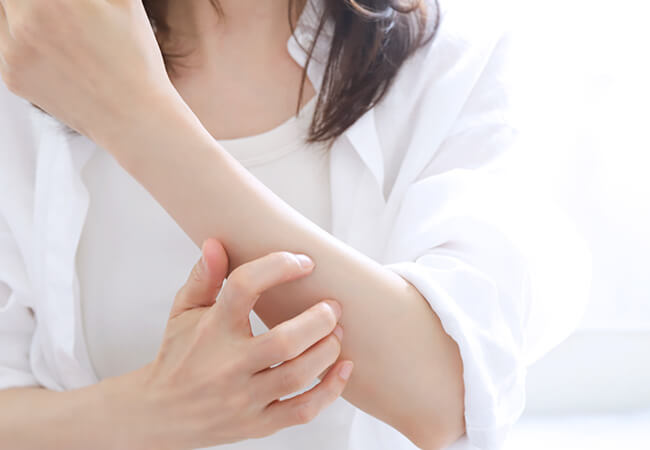 痒みを感じている女性